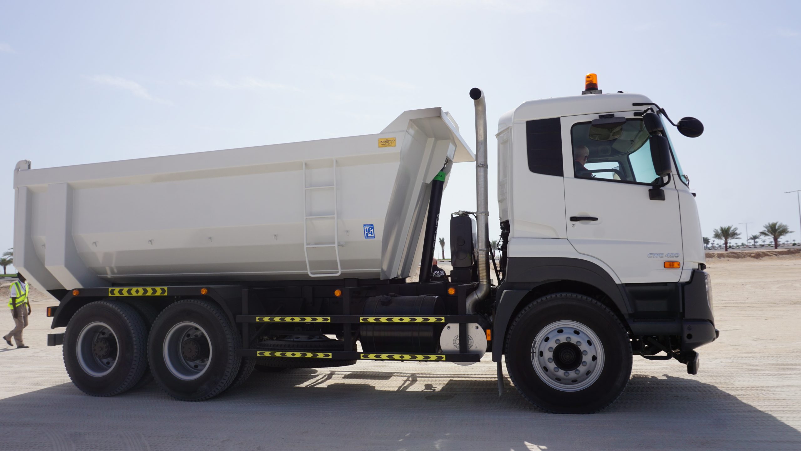 自動車 1/50 UD TRUCKS Quester