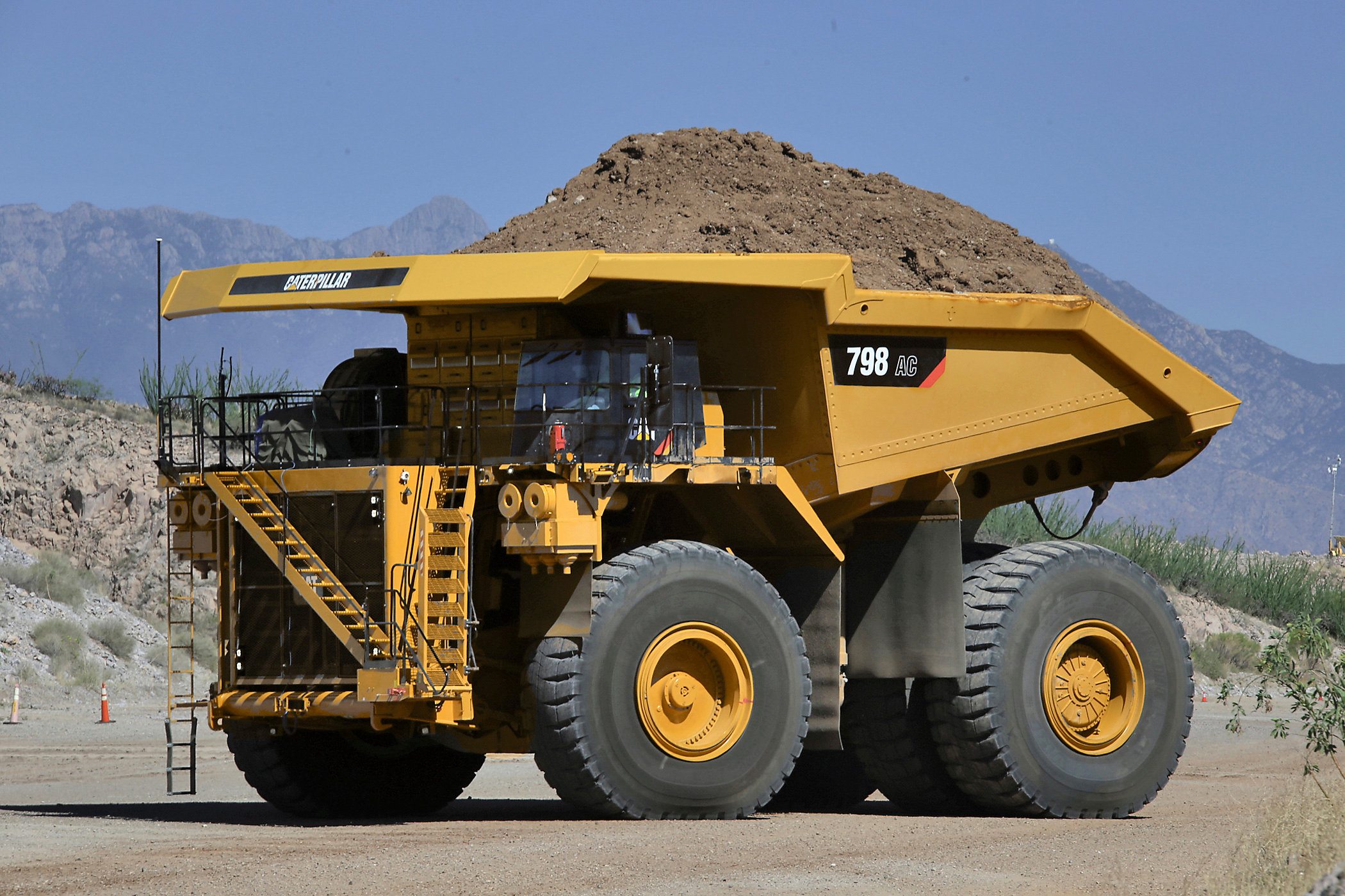 Caterpillar launches electricdrive, 326tonne and 372tonne mining