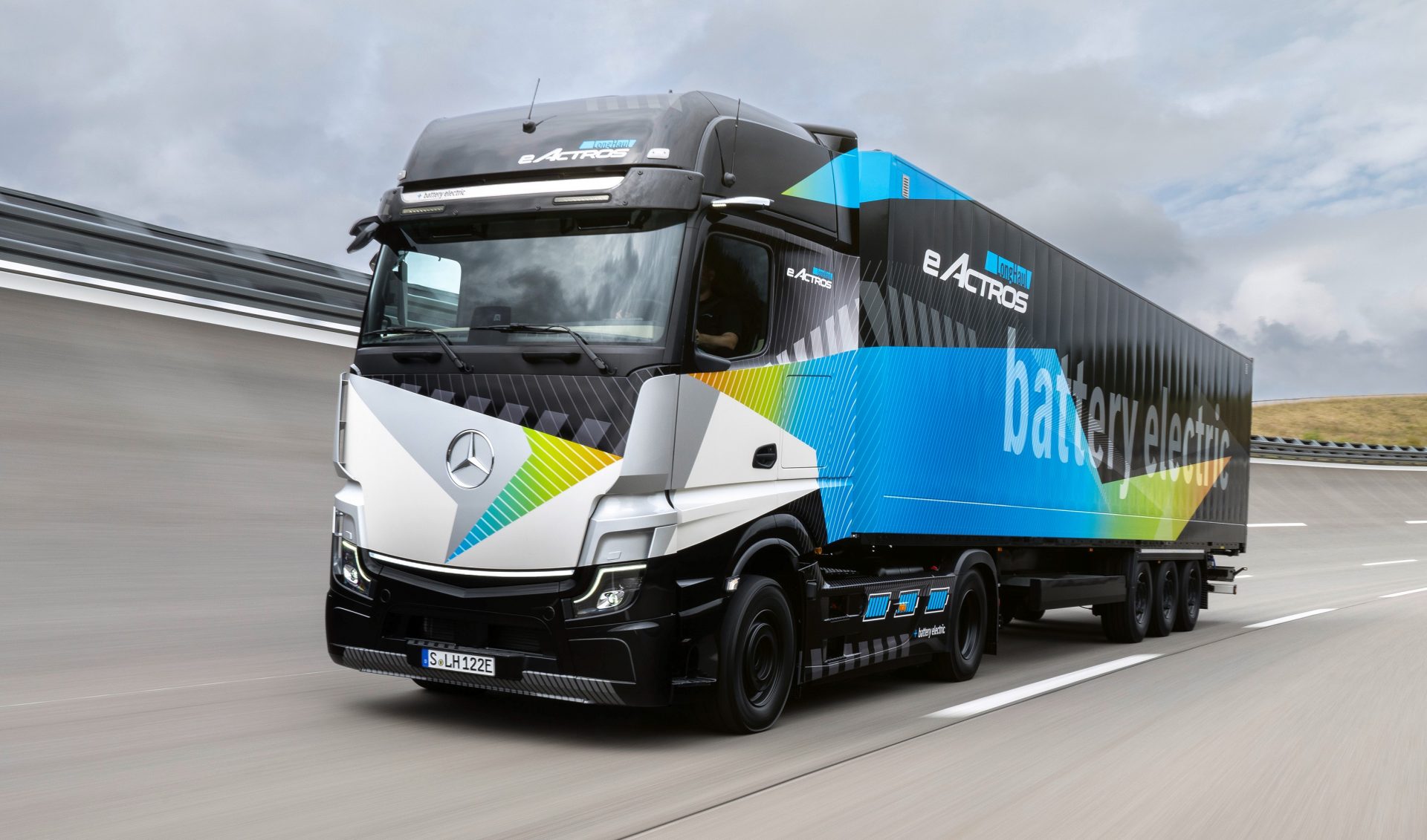 Daimler Truck unveils 500-km-range eActros LongHaul at IAA Transportation  2022 - PMV Middle East