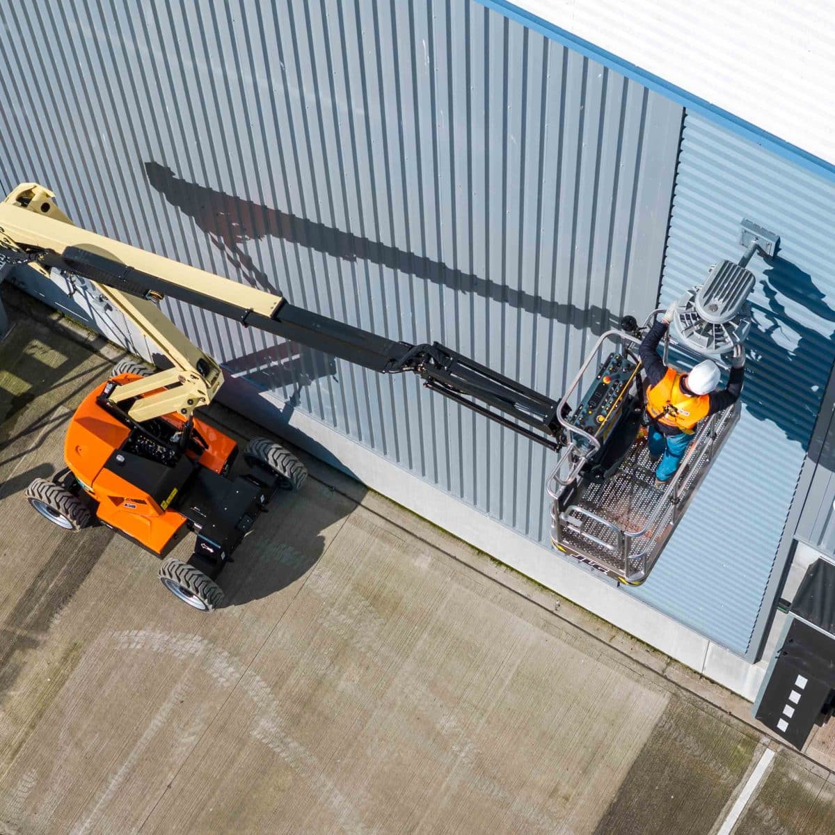 JLG lifts electric booms to new heights with EC450AJ Compact launch